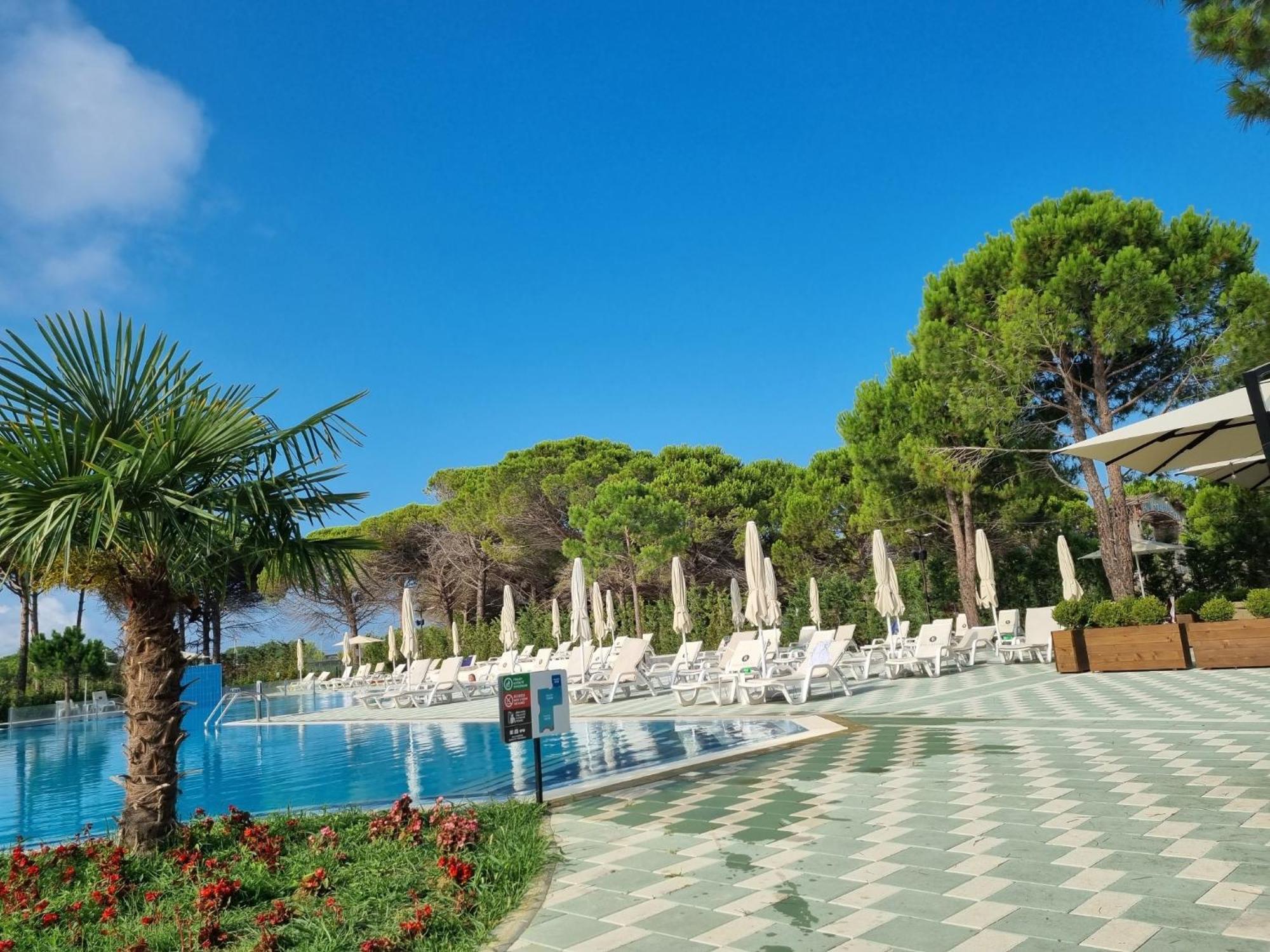Modern Villas At Perla Resort ドゥラス エクステリア 写真