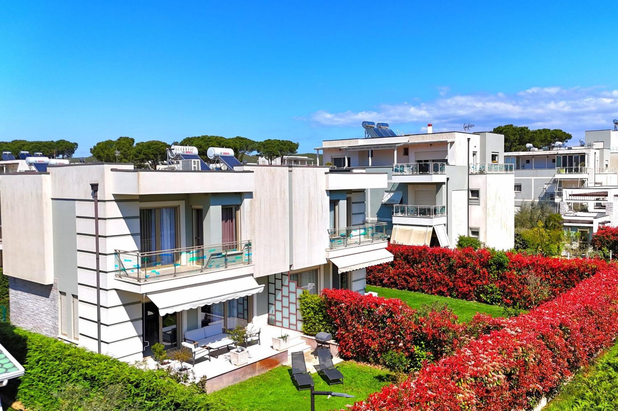 Modern Villas At Perla Resort ドゥラス エクステリア 写真