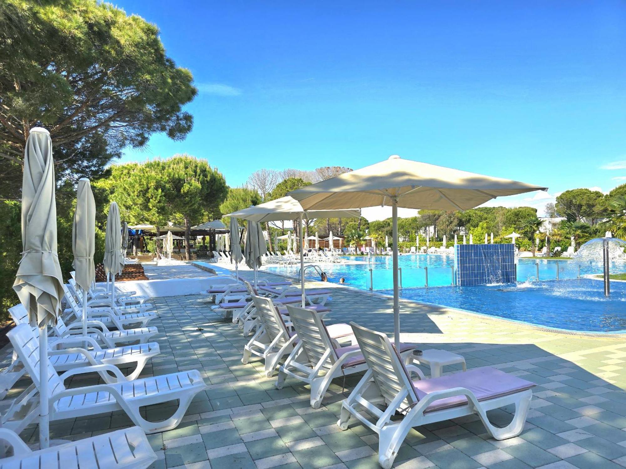 Modern Villas At Perla Resort ドゥラス エクステリア 写真