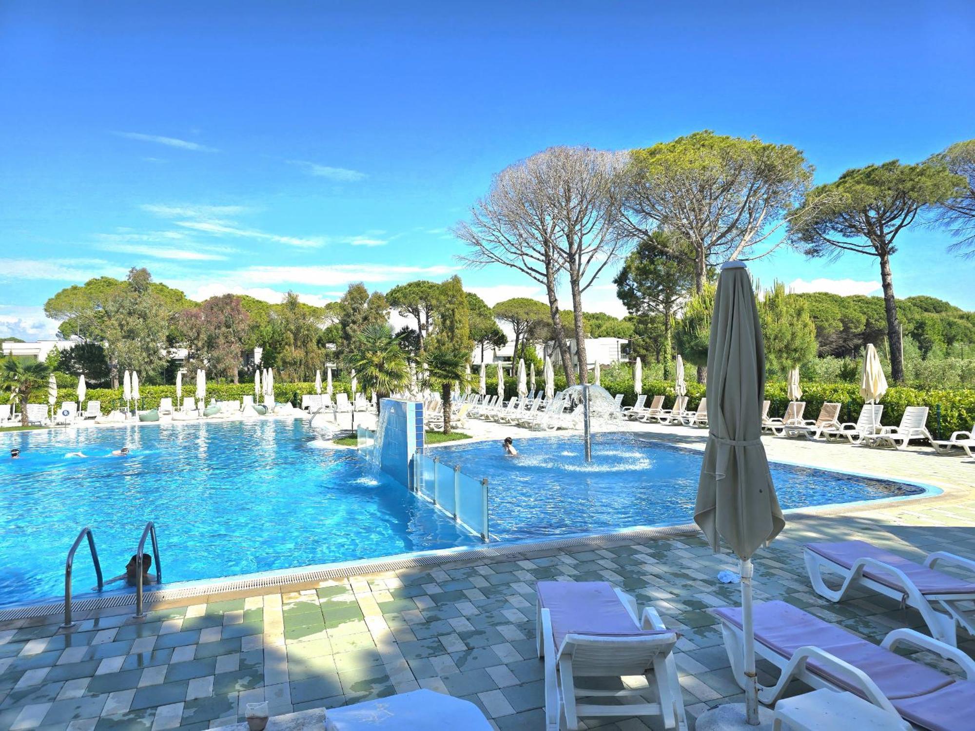 Modern Villas At Perla Resort ドゥラス エクステリア 写真